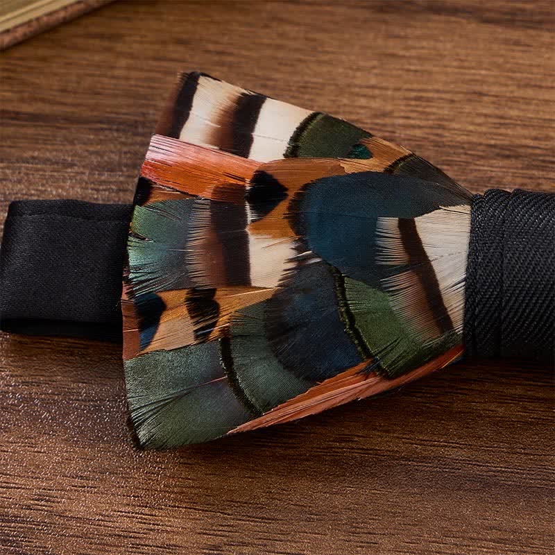 Papillon autunnale a mosaico con piume color arancio ruggine e verde oliva, con spilla da bavero. - image 3