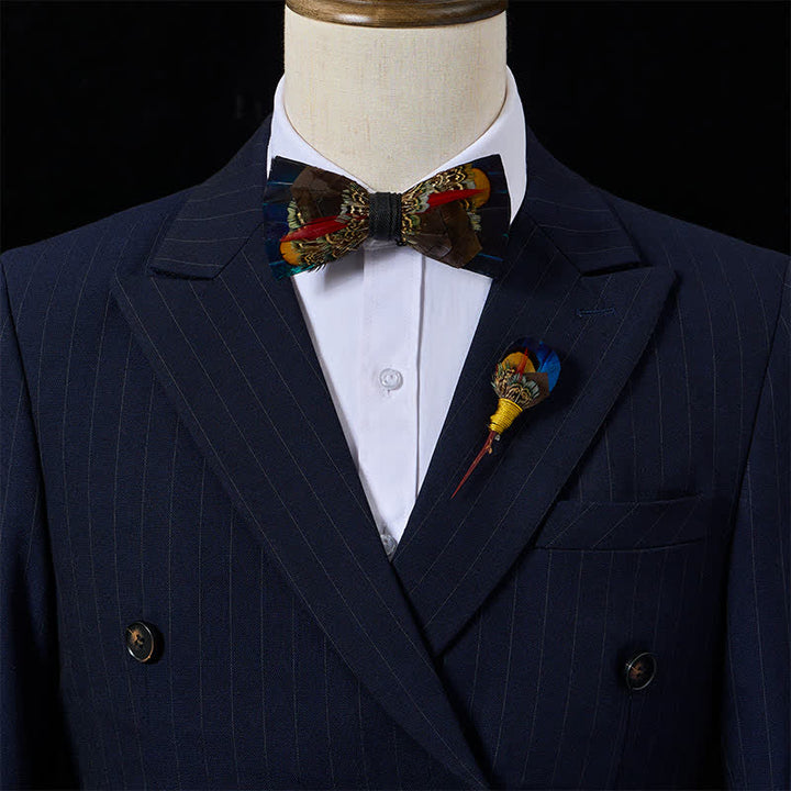 Papillon con piuma, nei colori marrone cioccolato e blu notte, con spilla da bavero. - image 1
