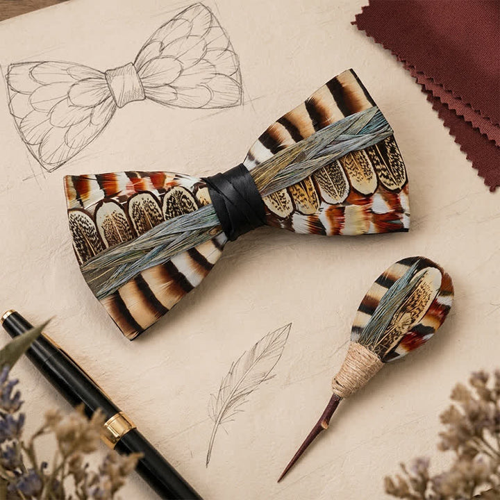 Papillon a righe marroni e avorio con piume di fagiano e spilla da bavero. - image 0