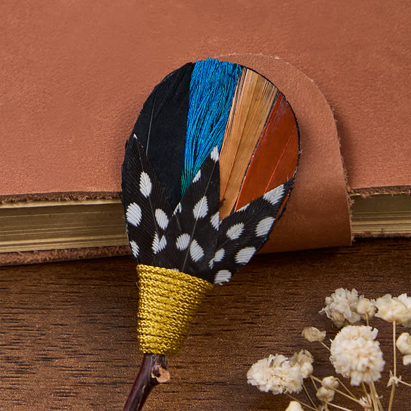 Papillon con piuma, fantasia a pois arancioni e blu "Savanna Spots", con spilla da bavero. - image 4