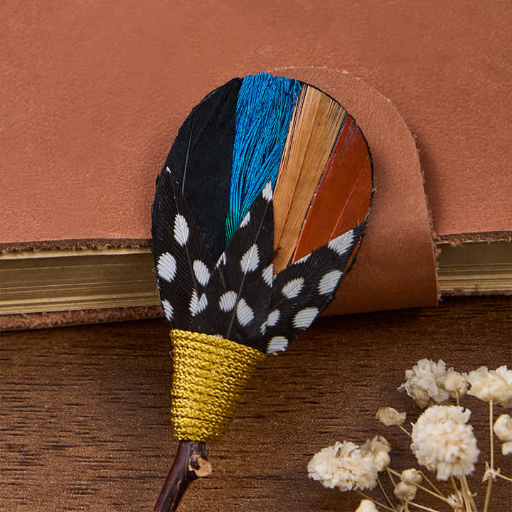 Papillon con piuma, fantasia a pois arancioni e blu "Savanna Spots", con spilla da bavero. - image 4
