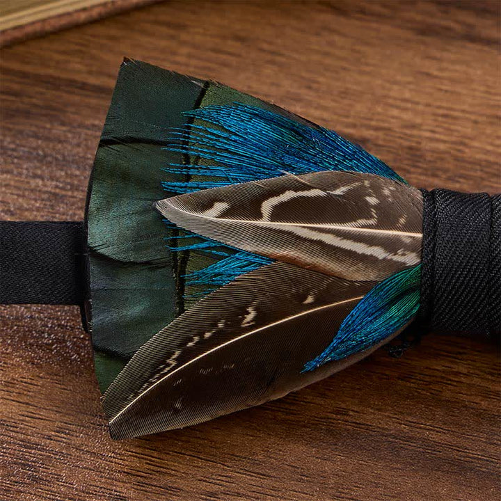 Papillon con piuma Woodland Noble nei colori verde foresta e marrone fagiano, con spilla da bavero. - image 3