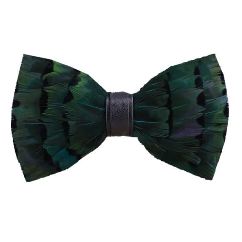 Papillon con piuma di coda di fringuello verde scuro e spilla da bavero - image 2