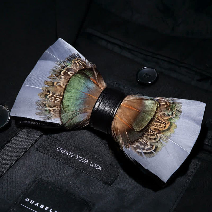 Papillon da uomo con piume grigio e verde con spilla da bavero - image 1