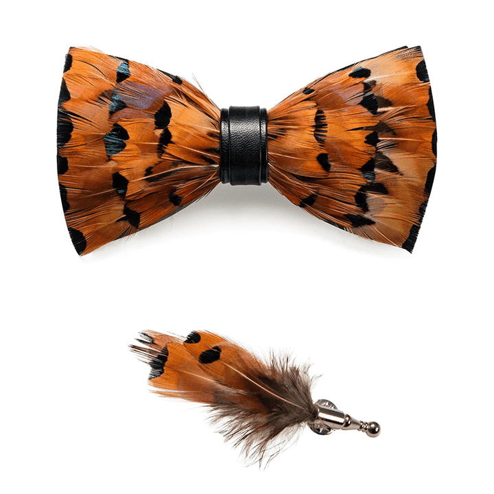 Papillon con piume color fulvo e nero con spilla da bavero - image 3
