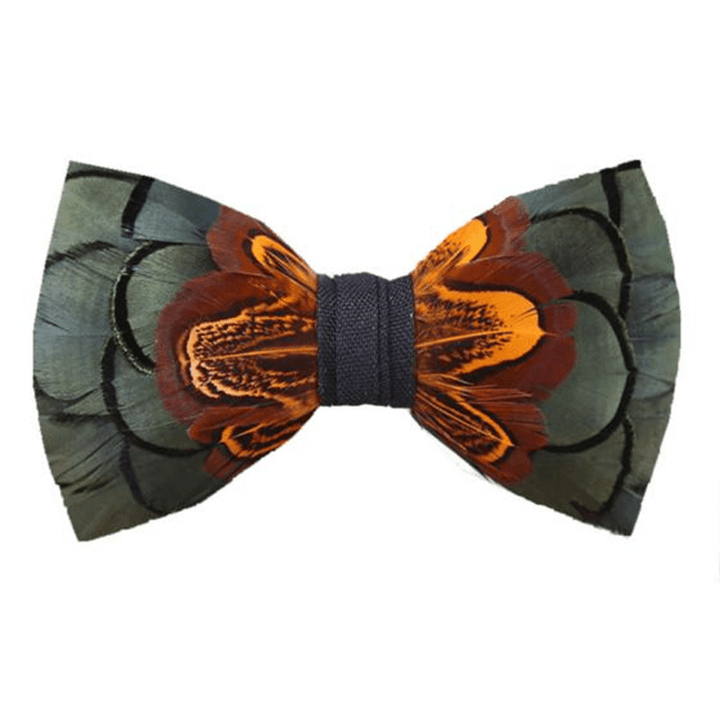 Cravatta a farfalla con piume DarkSeaGreen e Rust con spilla da bavero - Adulto - image 0