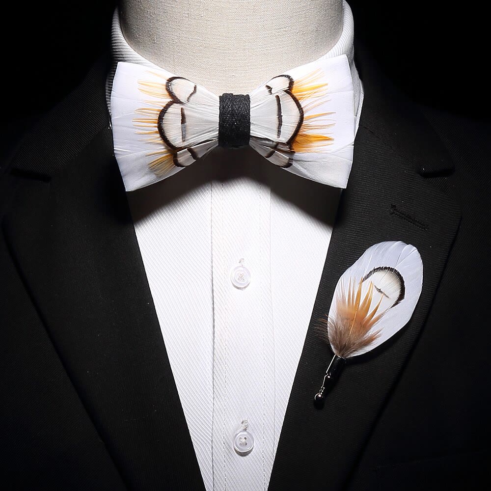 Papillon elegante beige con piume per bambini con spilla da bavero - image 1