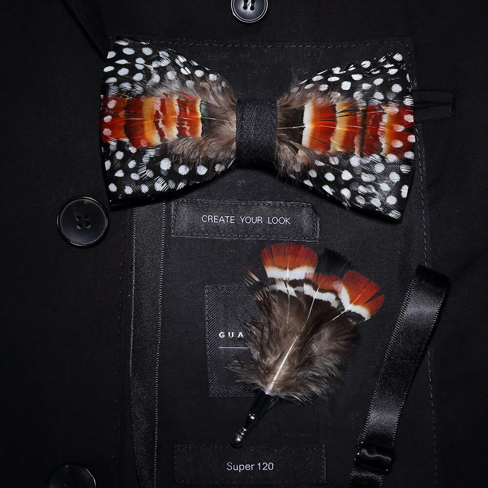 Papillon con piume arancioni e nere e bianche a pois con spilla da bavero - Arancione e nero - image 0