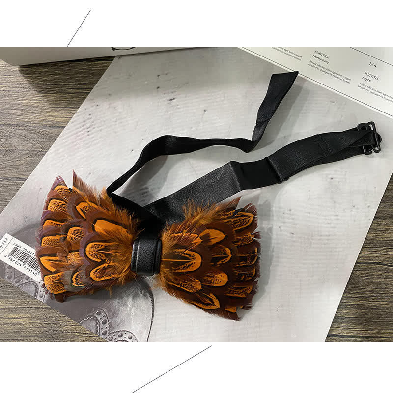 Papillon con piume di pavone arancioni e nere con spilla da bavero - image 1