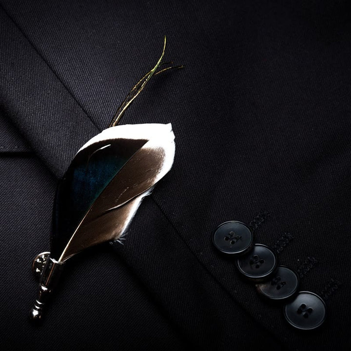 Papillon vintage con piume blu navy e marrone con spilla da bavero - image 2