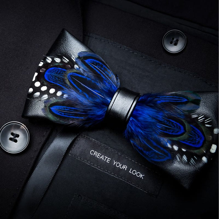 Papillon con piume vivaci a pois bianchi e blu scuro per bambini con spilla da bavero - image 1