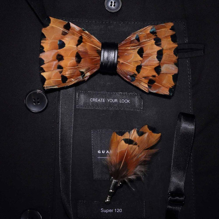 Papillon con piume color fulvo e nero con spilla da bavero - Fulvo e nero - image 0