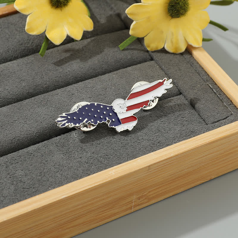 Spilla da uomo con bandiera americana e avvoltoio in smalto - image 1