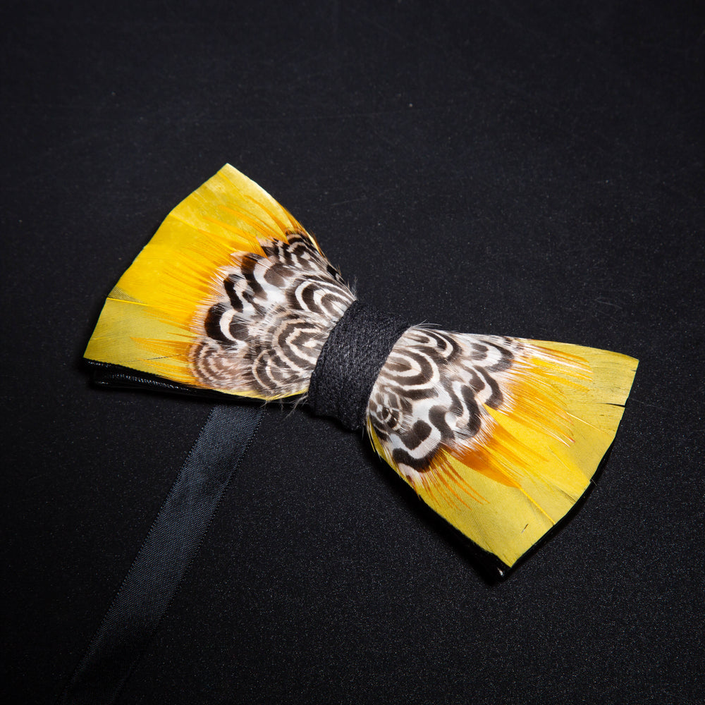 Papillon con stampa tigre gialla e spilla da bavero - image 1