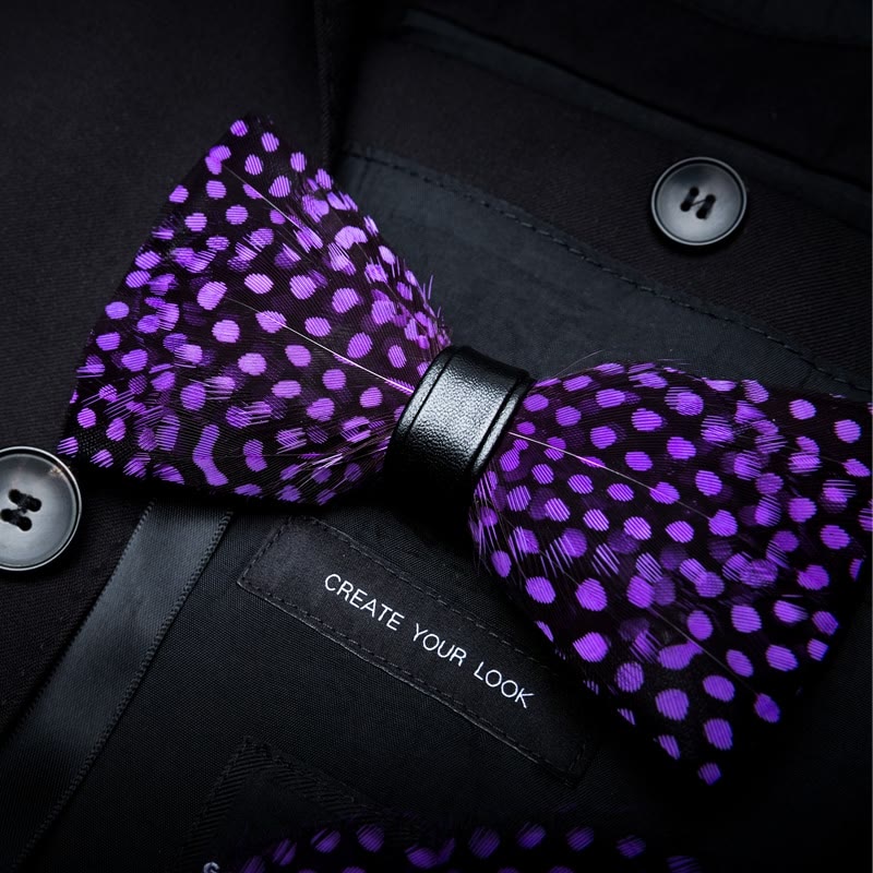 Cravatta a farfalla con piume a pois bianchi DarkViolet con spilla da bavero - image 1
