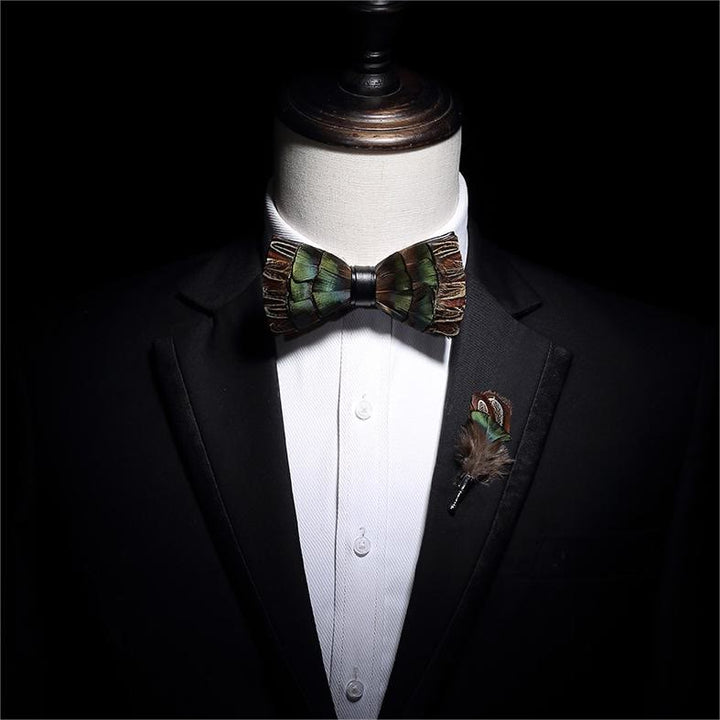 Papillon retrò con piume marrone e verde foresta per bambini con spilla da bavero - image 3