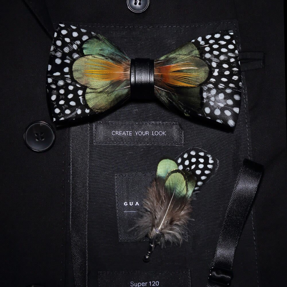 Papillon con piume a pois bianchi verde foresta e arancione con spilla da bavero - Verde foresta e arancione - image 0