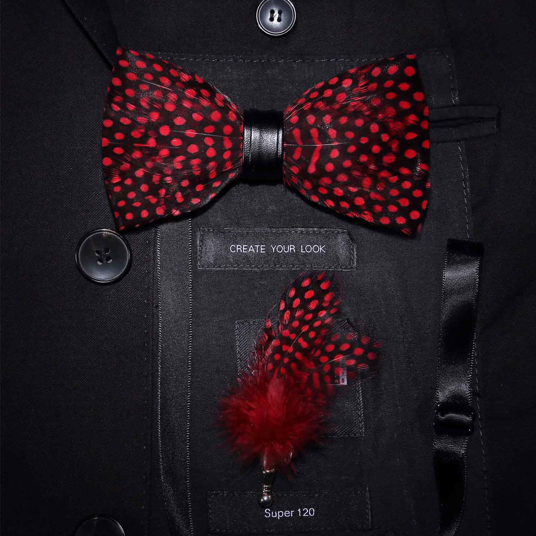 Papillon con piume a pois rossi e spilla da bavero - Rosso - image 0
