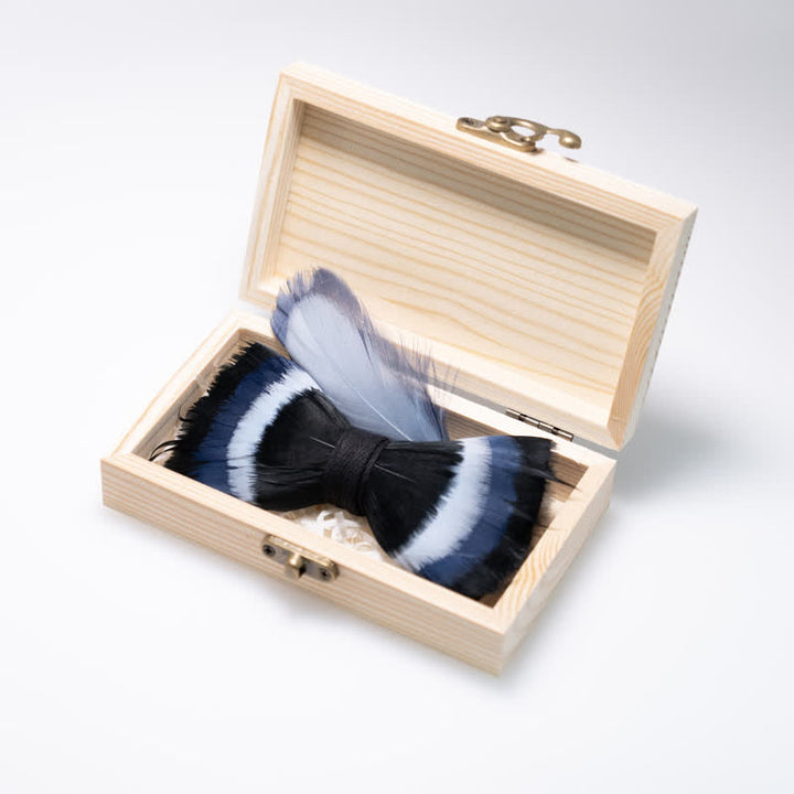 Papillon con piume nere e blu per bambini con spilla da bavero - image 2