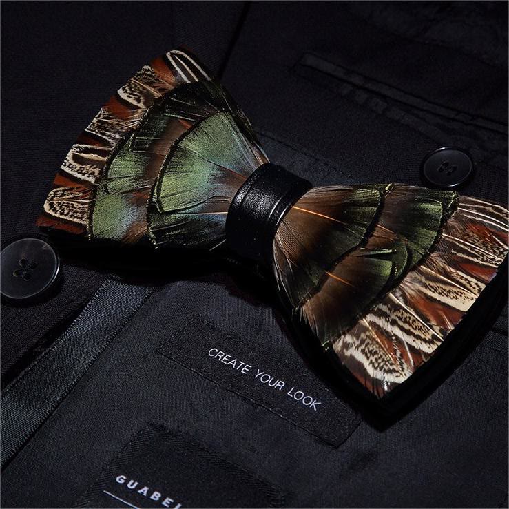 Papillon retrò con piume marrone e verde foresta per bambini con spilla da bavero - image 1