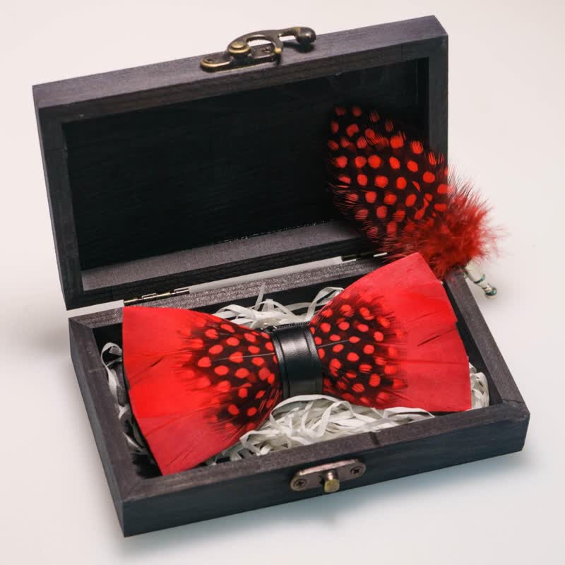 Papillon con piume di fringuello rosso e nero per bambini con spilla da bavero - image 7