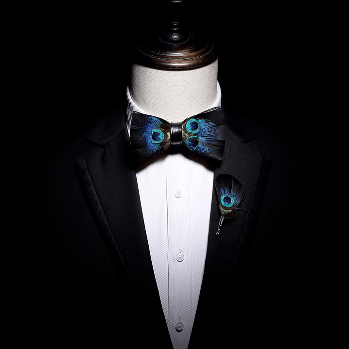 Papillon con piume di pavone blu e nere per bambini con spilla da bavero - image 3