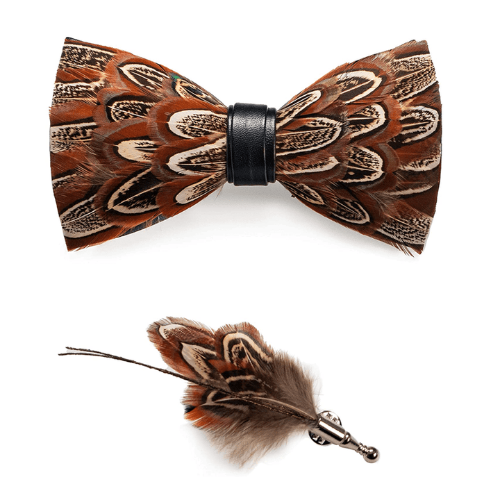 Papillon con piume di fagiano marrone e spilla da bavero - image 3