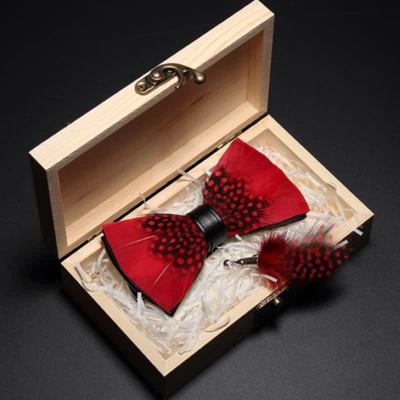 Papillon con piume di fringuello rosse e nere con spilla da bavero - image 1