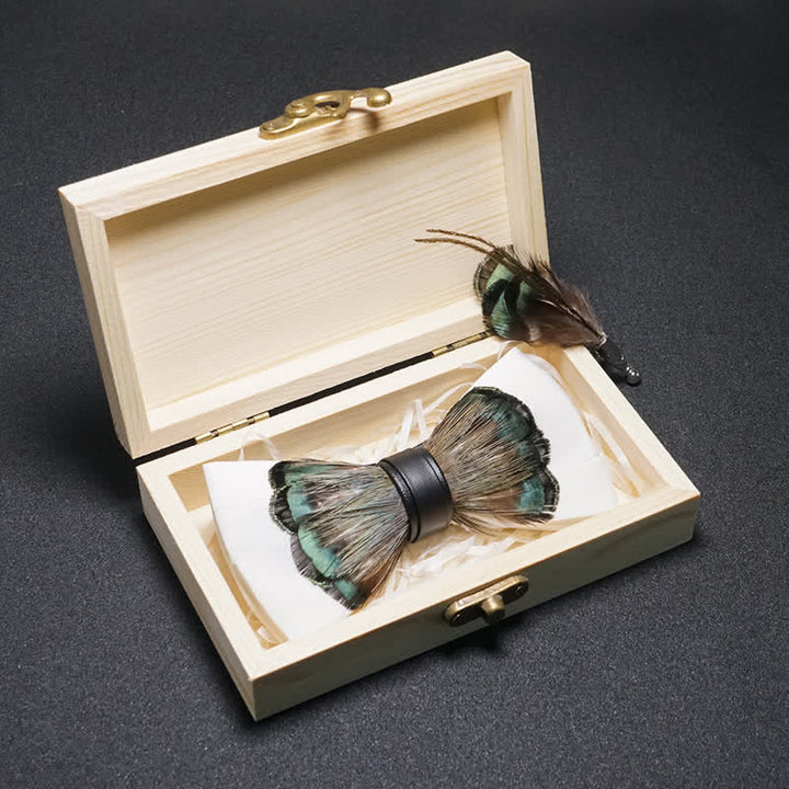 Papillon con piume bianco e verde smeraldo con spilla da bavero - Adulto - image 0