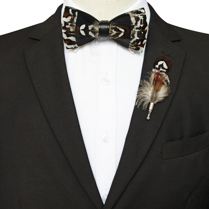 Papillon nero e marrone con piume delicate e spilla da bavero - image 1