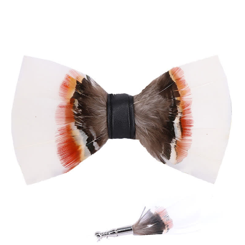 Elegante papillon con piuma bianca e spilla da bavero - image 3