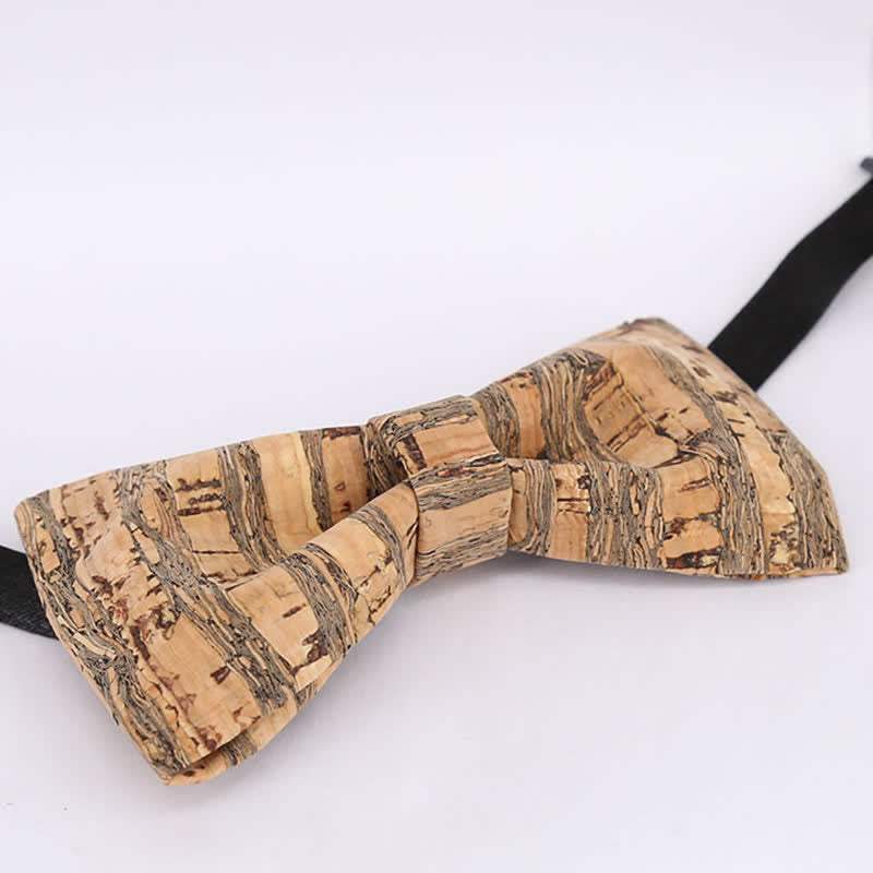 Papillon in legno con linee grafiche in sughero da uomo - image 5
