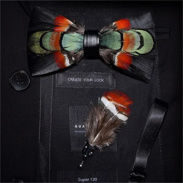 Papillon con piume di anatra selvatica nere e rosse e verdi con spilla da bavero - Nero e rosso - image 0