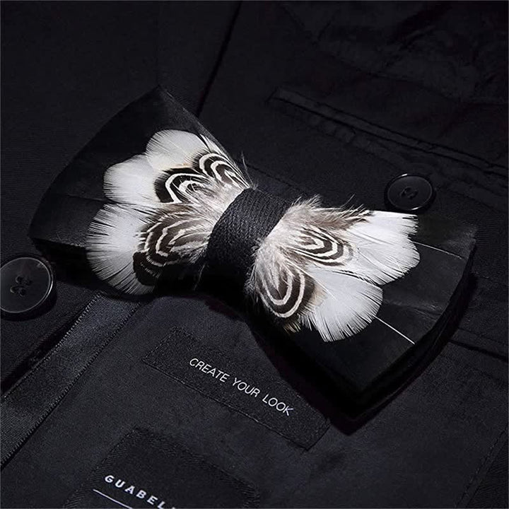 Papillon con stampa tigre in bianco e nero e spilla da bavero - image 1