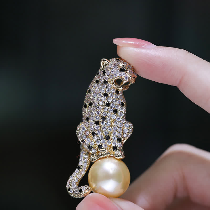 Spilla da uomo con leopardo seduto sulla perla - image 5