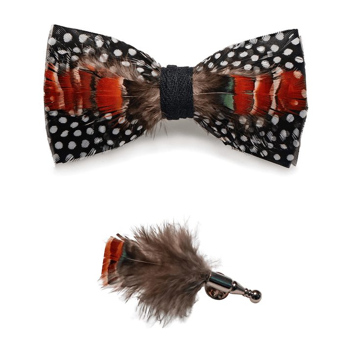 Papillon con piume arancioni e nere e bianche a pois con spilla da bavero - image 3