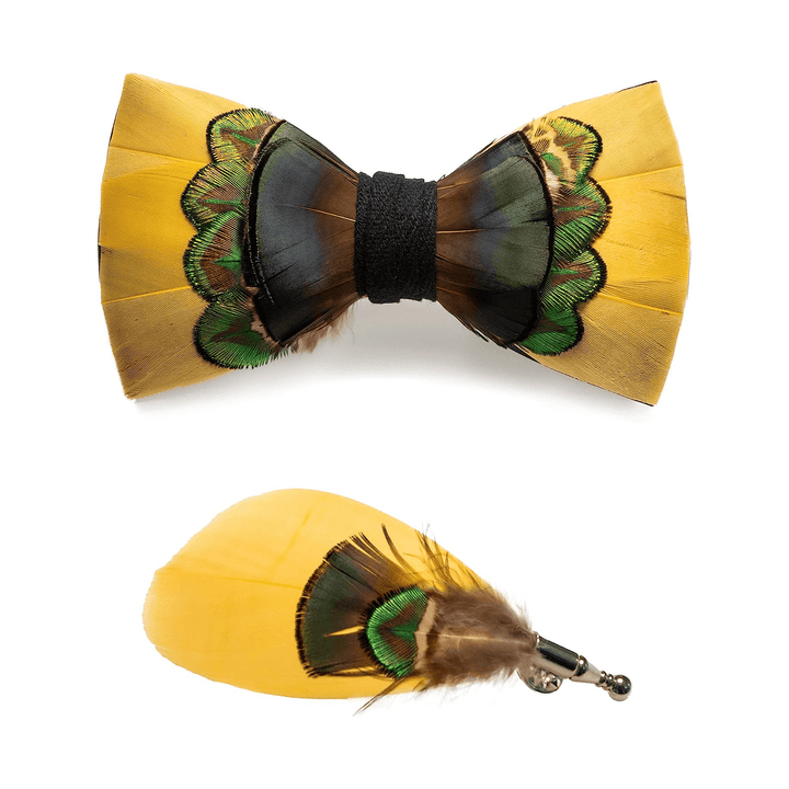 Papillon con piume di pavone giallo brillante e verde con spilla da bavero - image 3