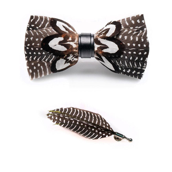 Papillon con piume a pois bianchi e marroni con spilla da bavero - image 2