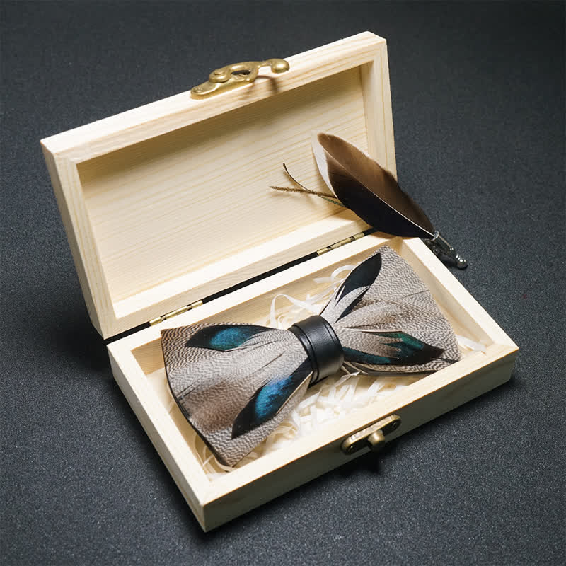 Papillon con piume di pavone marrone e blu con spilla da bavero - image 1