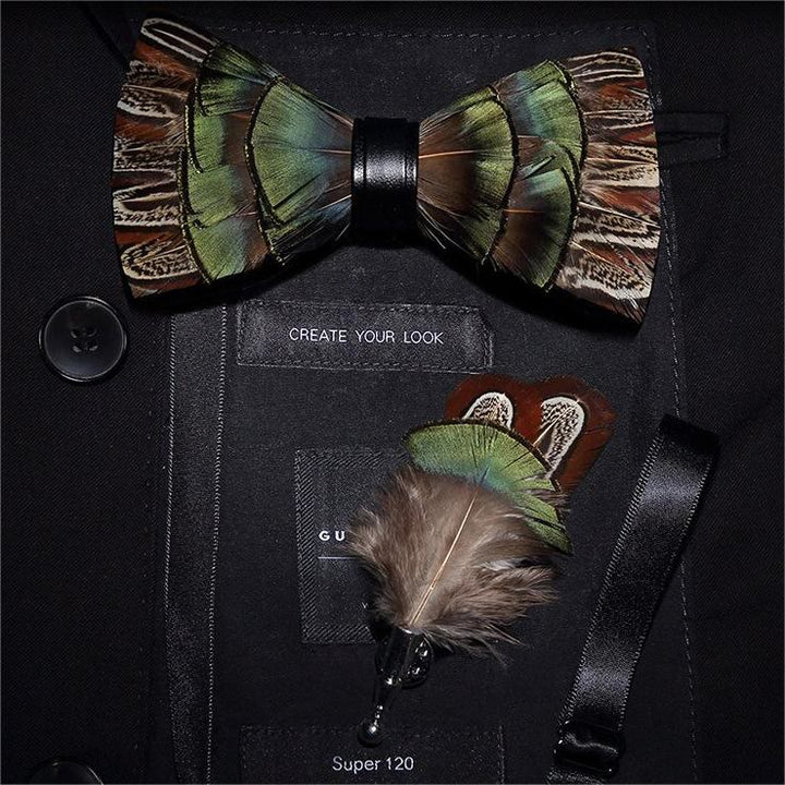 Papillon retrò con piume marrone e verde foresta con spilla da bavero - Adulto - image 0