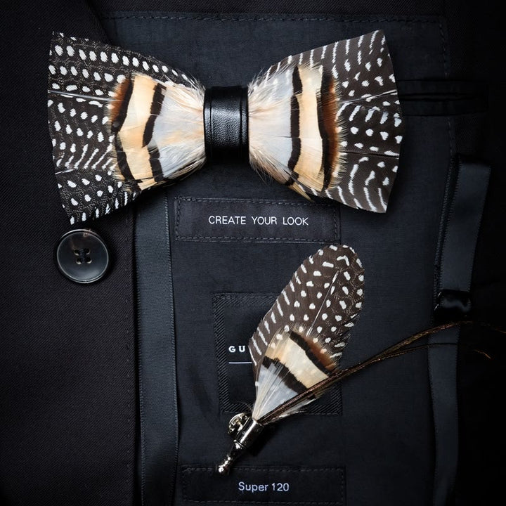 Papillon con piume selvatiche a pois in carbonio marrone con spilla da bavero - Marrone - image 0