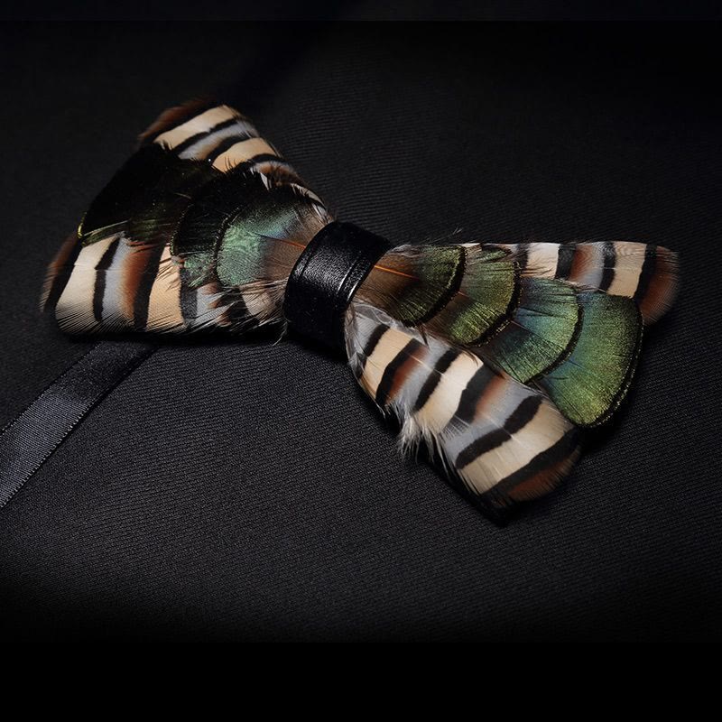 Papillon con piume d'oca verde e beige con spilla da bavero - image 1