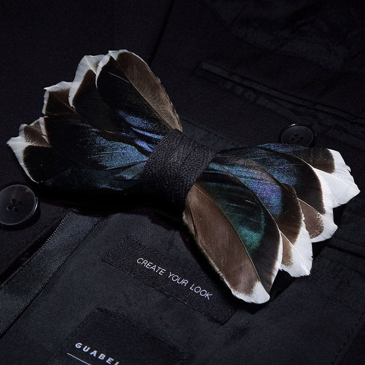 Papillon con piume grazioso blu scuro e marrone per bambini con spilla da bavero - image 1