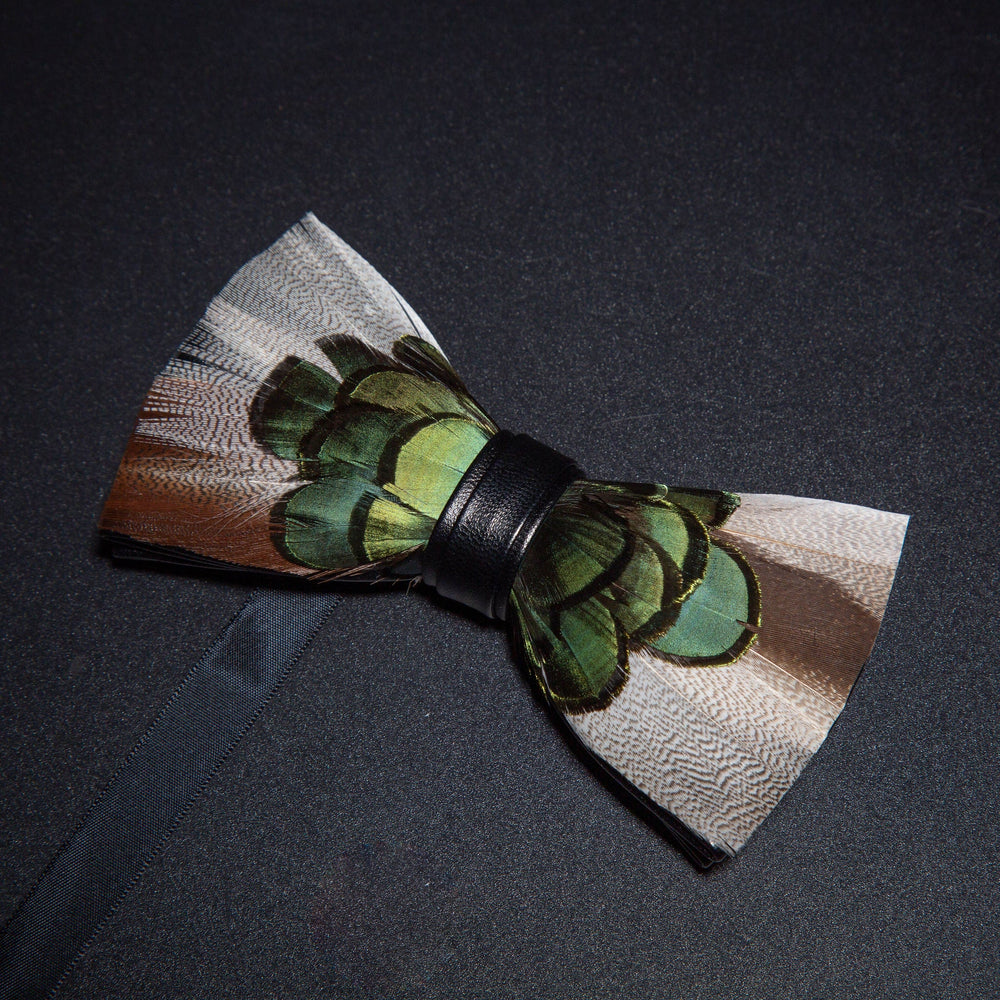 Papillon con piume grigio e verde foresta con spilla da bavero - image 1