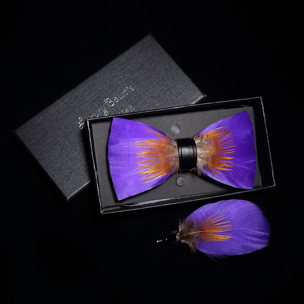 Papillon con piume viola e arancioni con spilla da bavero - image 1