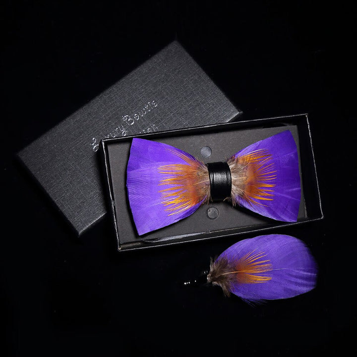 Papillon con piume viola e arancioni con spilla da bavero - image 1
