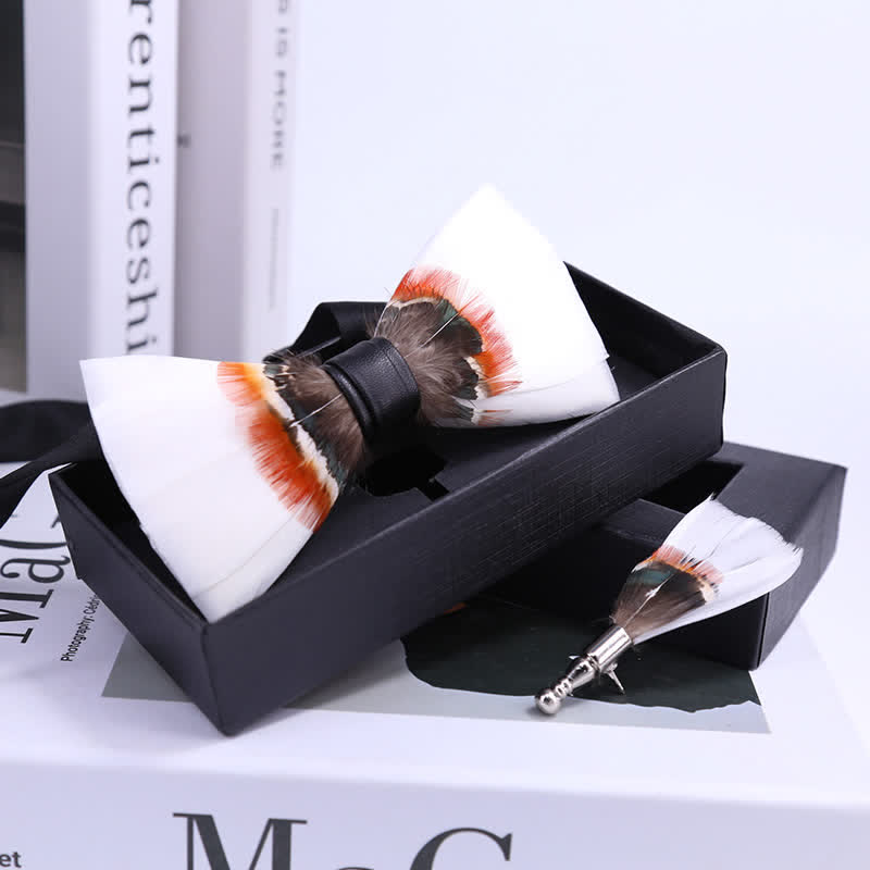 Elegante papillon con piuma bianca e spilla da bavero - image 1