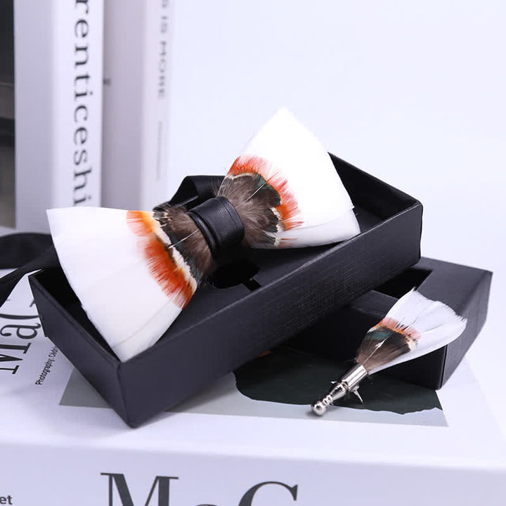 Elegante papillon con piuma bianca e spilla da bavero - image 1