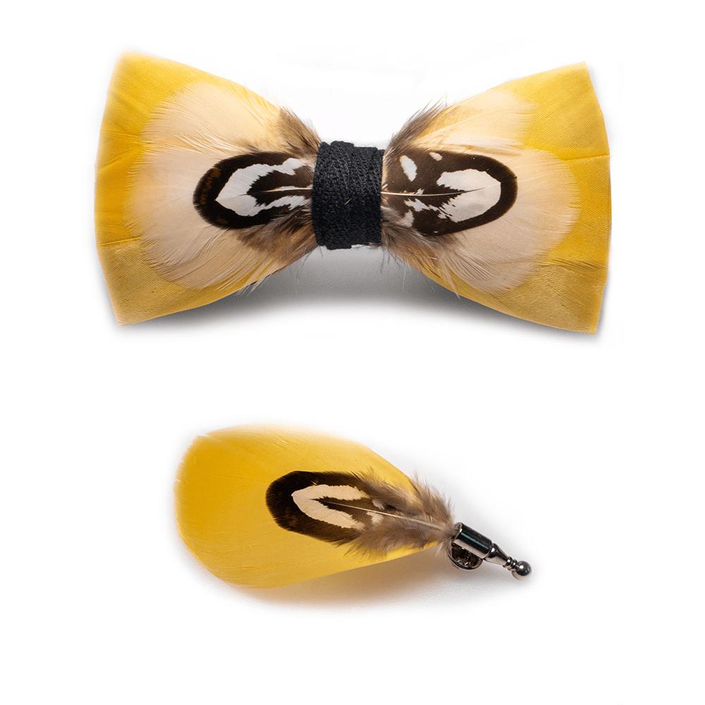 Papillon con piume di pappagallo giallo e spilla da bavero - image 2