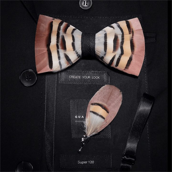 Papillon Genius in piume di cincillà marrone e corallo chiaro con spilla da bavero - Adulto - image 0